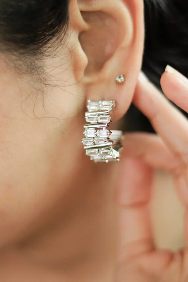 Minimal diamond like studs for women